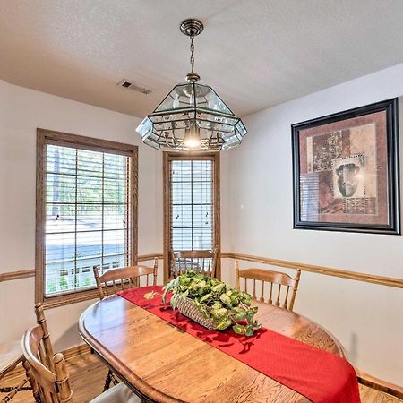 Beautiful Ozark Oasis With Deck Walk To Beaver Lake Роджърс Екстериор снимка
