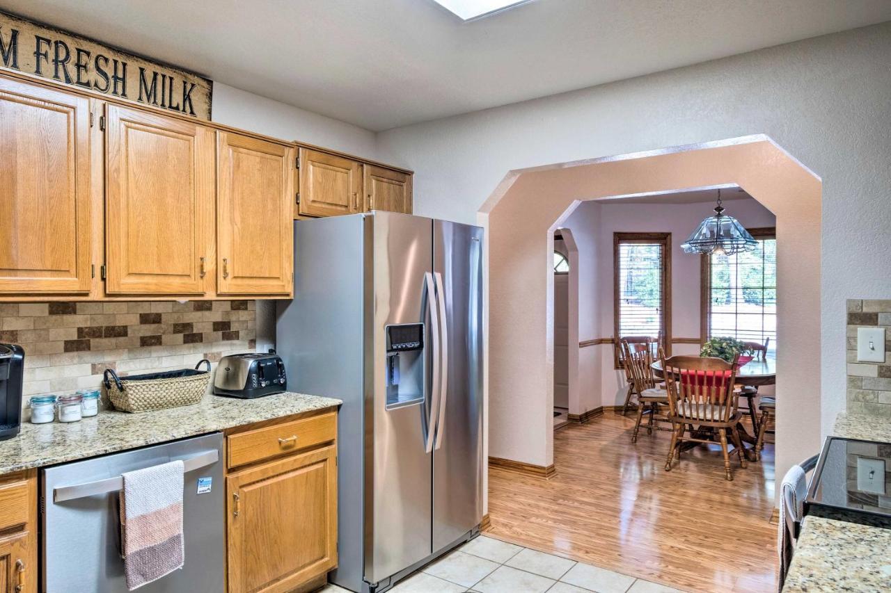 Beautiful Ozark Oasis With Deck Walk To Beaver Lake Роджърс Екстериор снимка