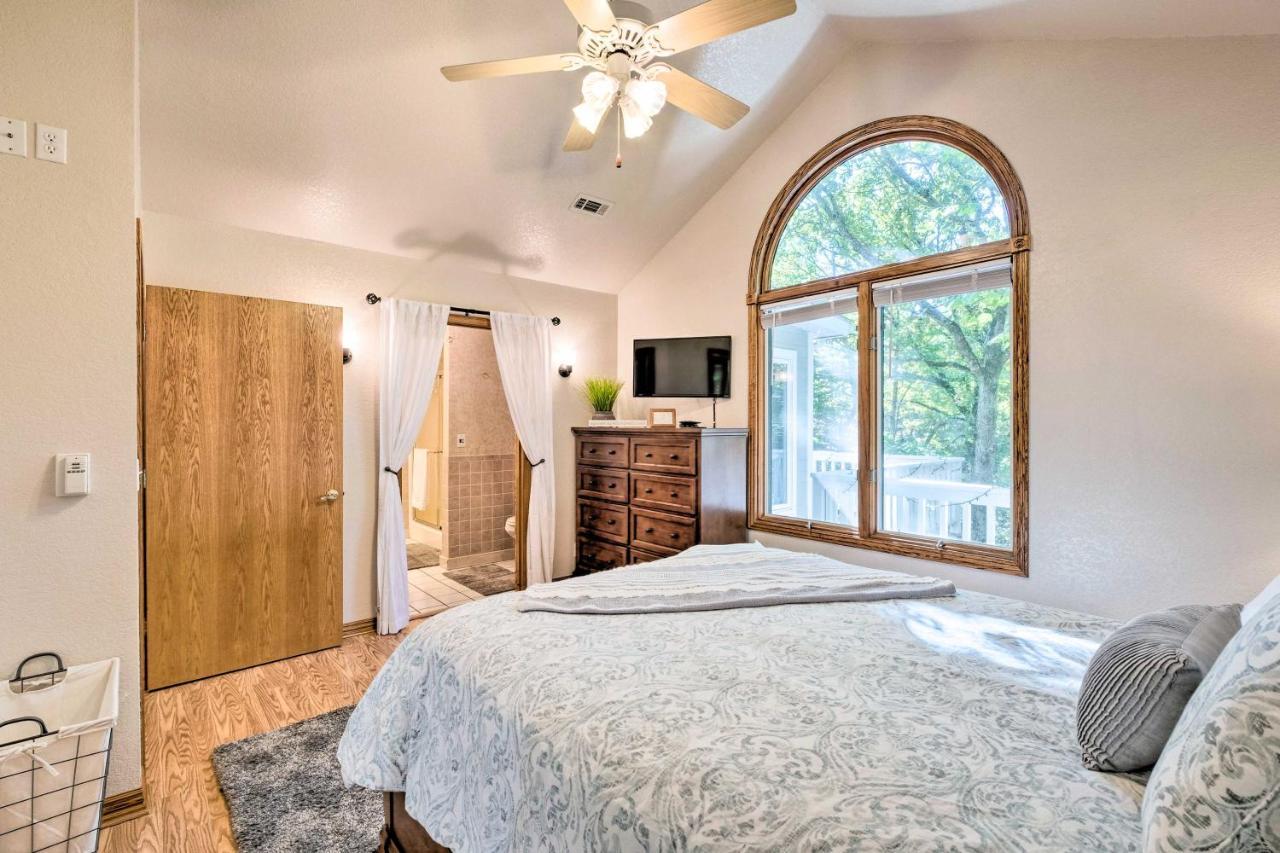 Beautiful Ozark Oasis With Deck Walk To Beaver Lake Роджърс Екстериор снимка
